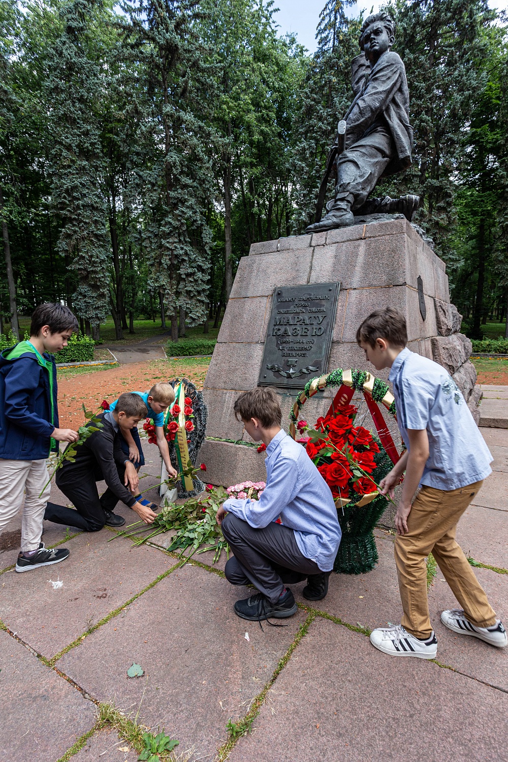 Возложение цветов к памятнику Марату Казею от сотрудников издательства "Пачатковая школа"