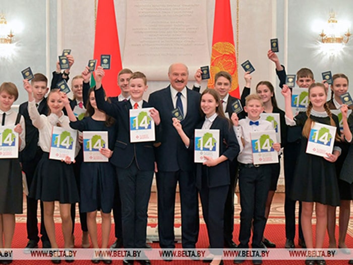 Глава государства Александр Лукашенко в торжественной обстановке во Дворце Независимости вручил паспорта юным гражданам Беларуси