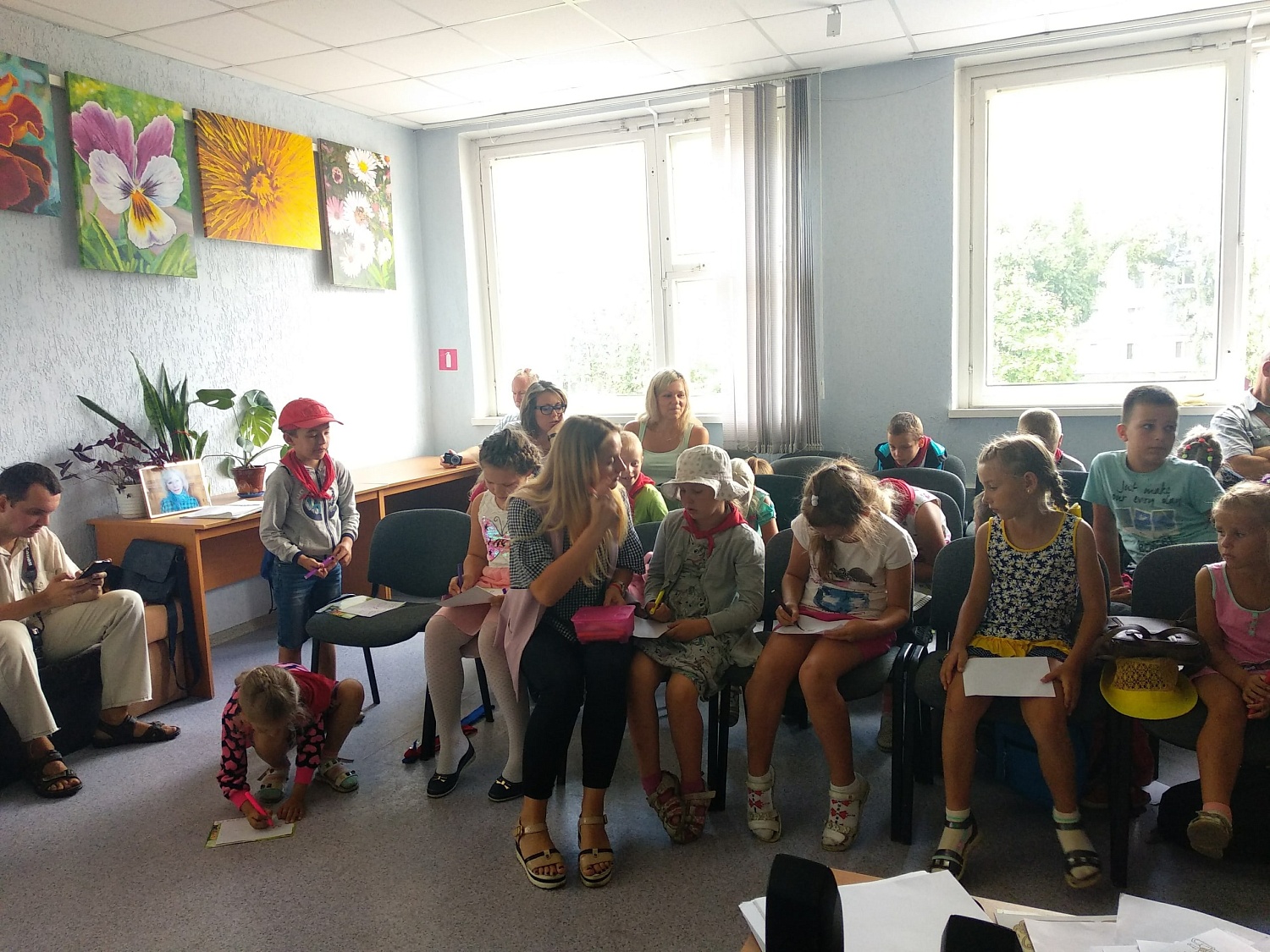  Награждение супергероев с журналом "Отличник"